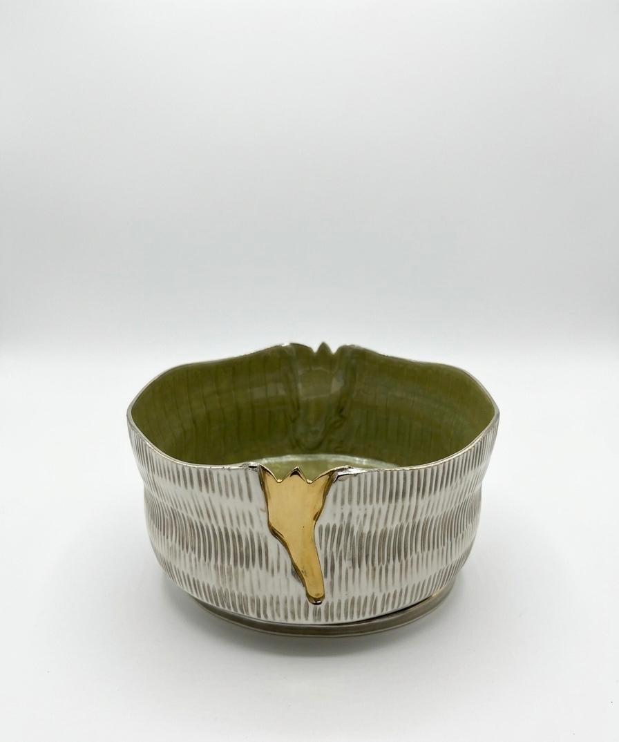 Decorative Textured Serving Bowl with Gold Accent (21cm)