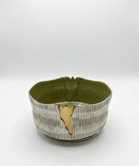 Decorative Textured Serving Bowl with Gold Accent (21cm)
